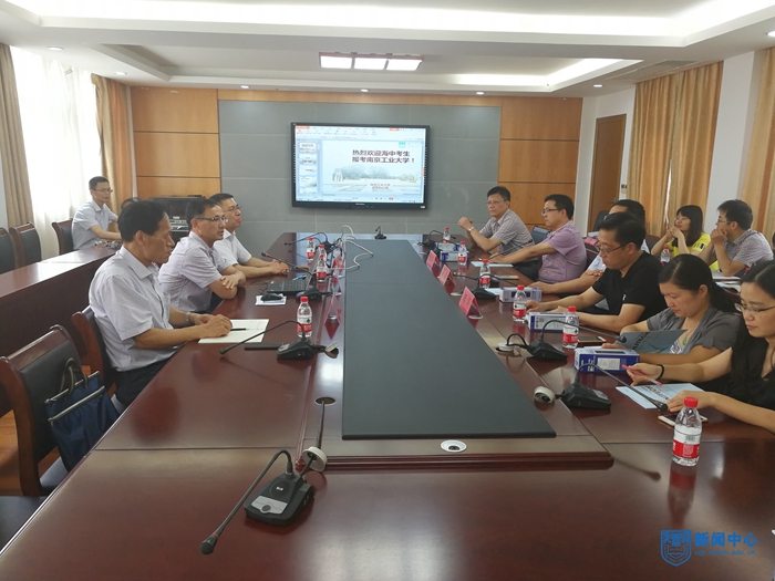 校长助理、组织部部长吴胜红在江苏省海门中学开展招生宣��?5.jpg