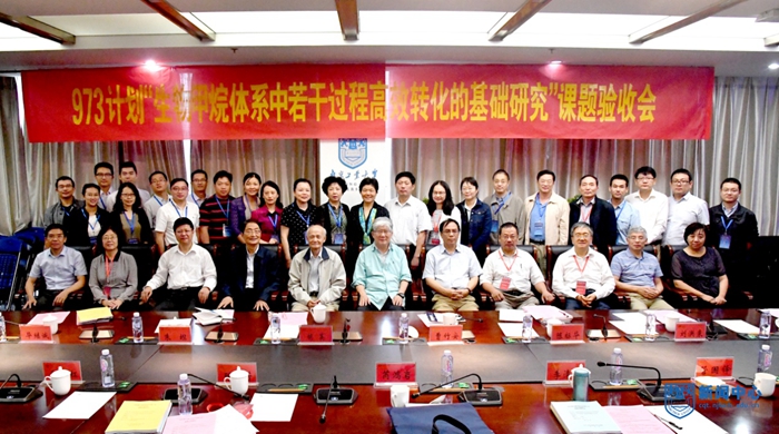 6.项目验收专家及课题负责人合影1.jpg