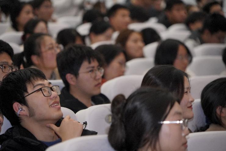必一大学生被演讲吸引