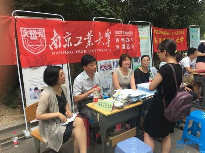 副校长张进明在南京师范大学附属中学开展招生宣��?4.jpg
