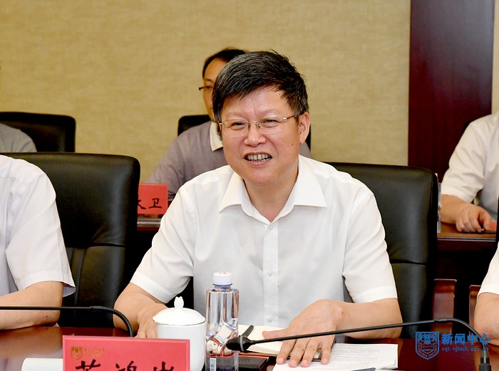 10芮鸿岩书记主持调研座谈会.jpg