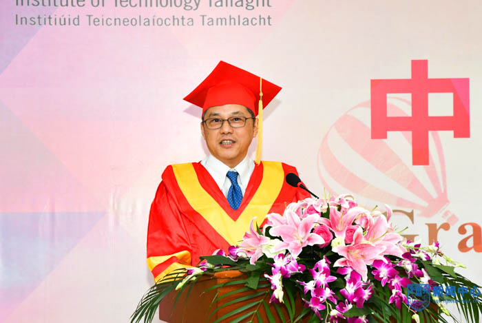 3巩建鸣副校长主持毕业典礼.jpg