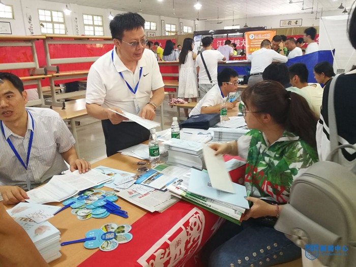 副校长蒋军成在江苏省沭阳高级中学开展招生宣��?1.jpg