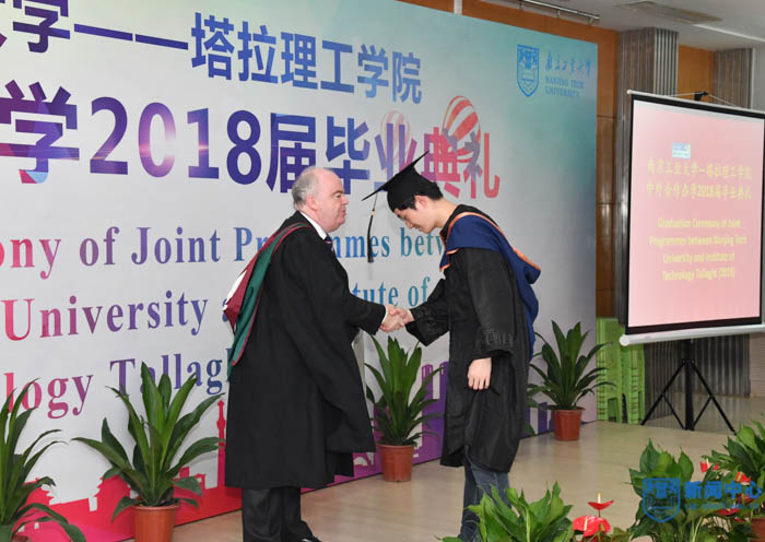5.Thomas Stone校长为毕业生逐一颁发校学位证书.jpg 5.Thomas Stone校长为毕业生逐一颁发校学位证书.jpg