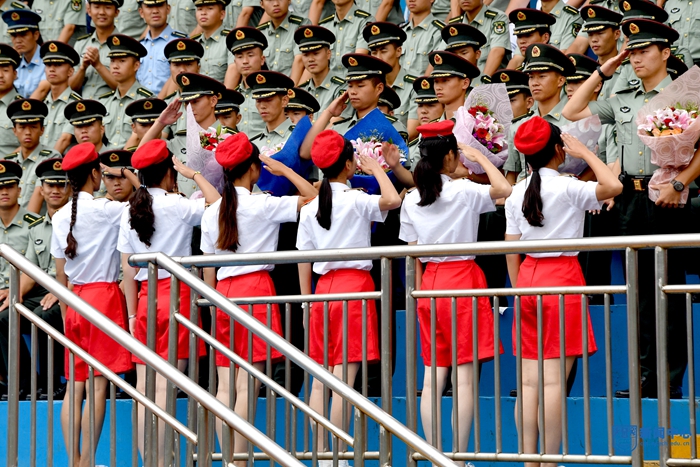 28学生代表向承训教官代表献花致谢.jpg 28学生代表向承训教官代表献花致谢.jpg
