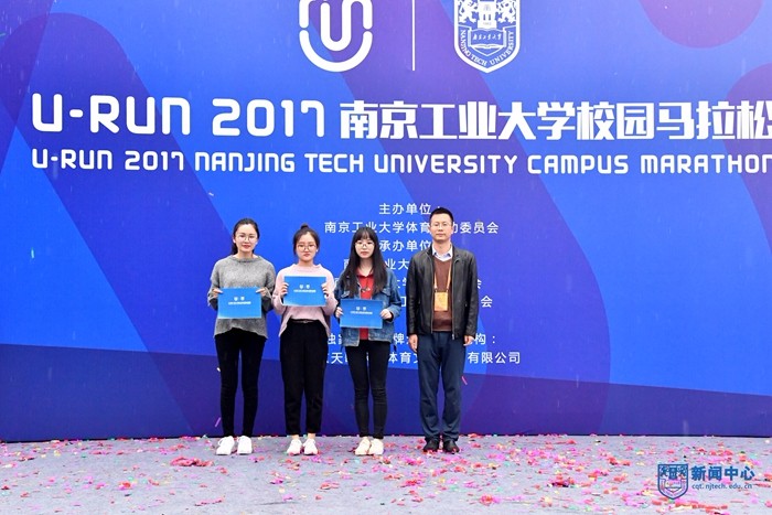 给奖牌设计者颁�?4.jpg