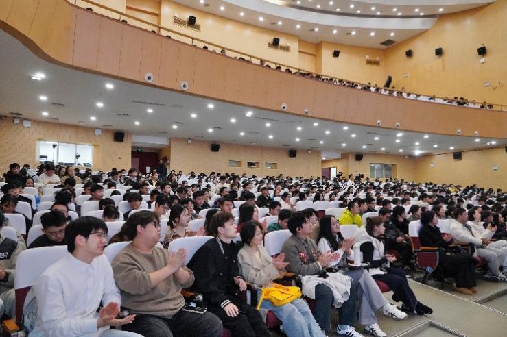必一大学生被演讲吸引