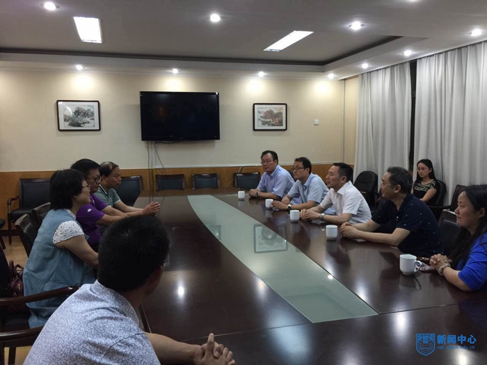 副校长崔益虎在江苏省新海高级中学开展招生宣��?8.jpg