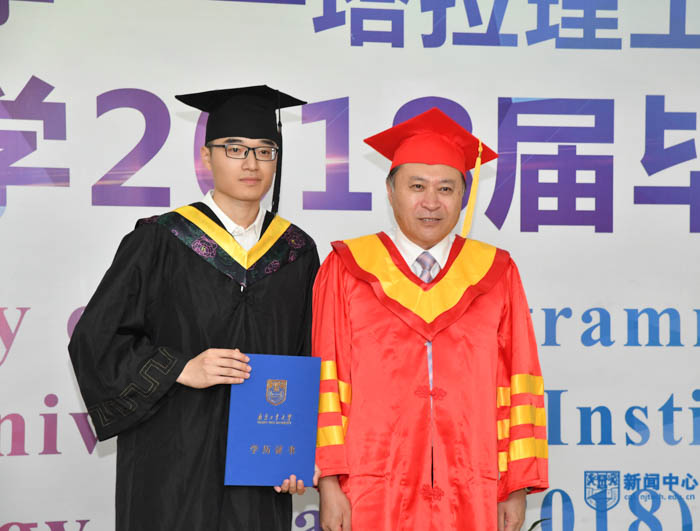 4乔旭校长为毕业生逐一颁发学位证书.jpg