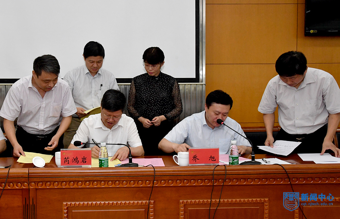 5校领导与各单位、各部门主要负责人签订责任书.jpg 5校领导与各单位、各部门主要负责人签订责任书.jpg