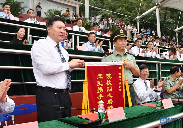 29乔旭校长向承训部队赠送锦旗.jpg 29乔旭校长向承训部队赠送锦旗.jpg