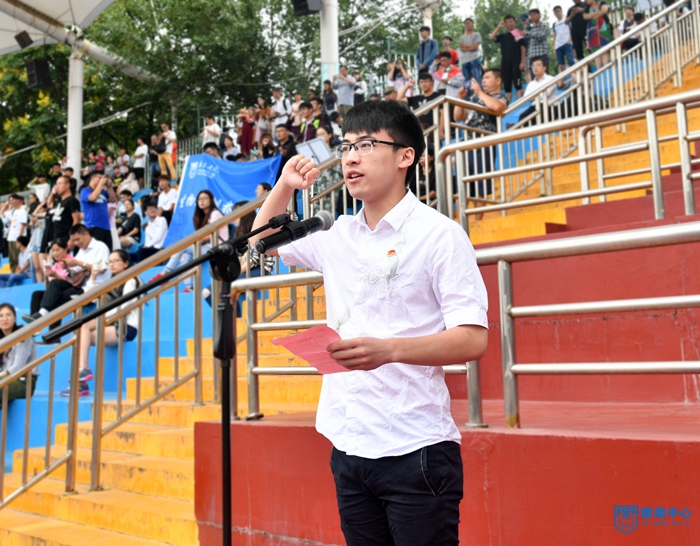 39校学生会主席成卓培领誓.jpg 39校学生会主席成卓培领誓.jpg